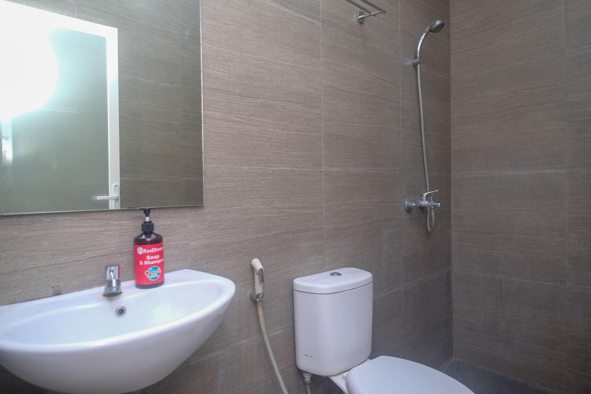 فندق Reddoorz Syariah Near Simpang Lima Semarang Jomblang المظهر الخارجي الصورة